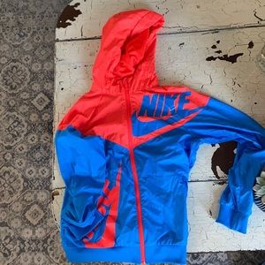 Used nike sweater, hasn’t been worn often, still in good condition.